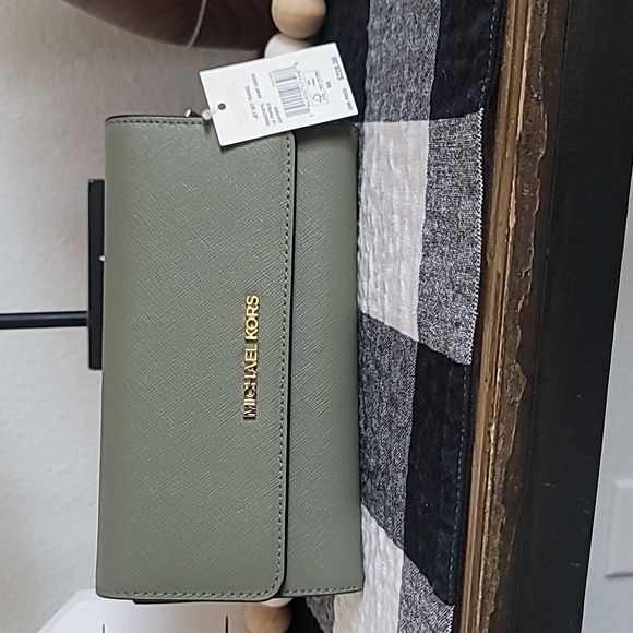 Michael Kors Handbags - NWT Michael Kors Wallet